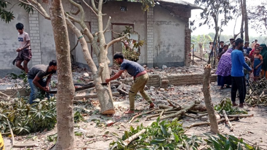 আছিয়া ধর্ষণ-হত্যার ঘটনায় অভিযুক্তদের বাড়ির গাছও কেটে নিয়ে গেছে স্থানীয়রা